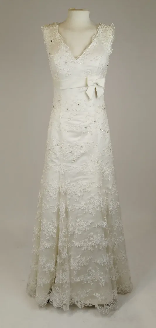 Modernes Brautkleid mit Steinchen - Maße angegeben - Bild 1