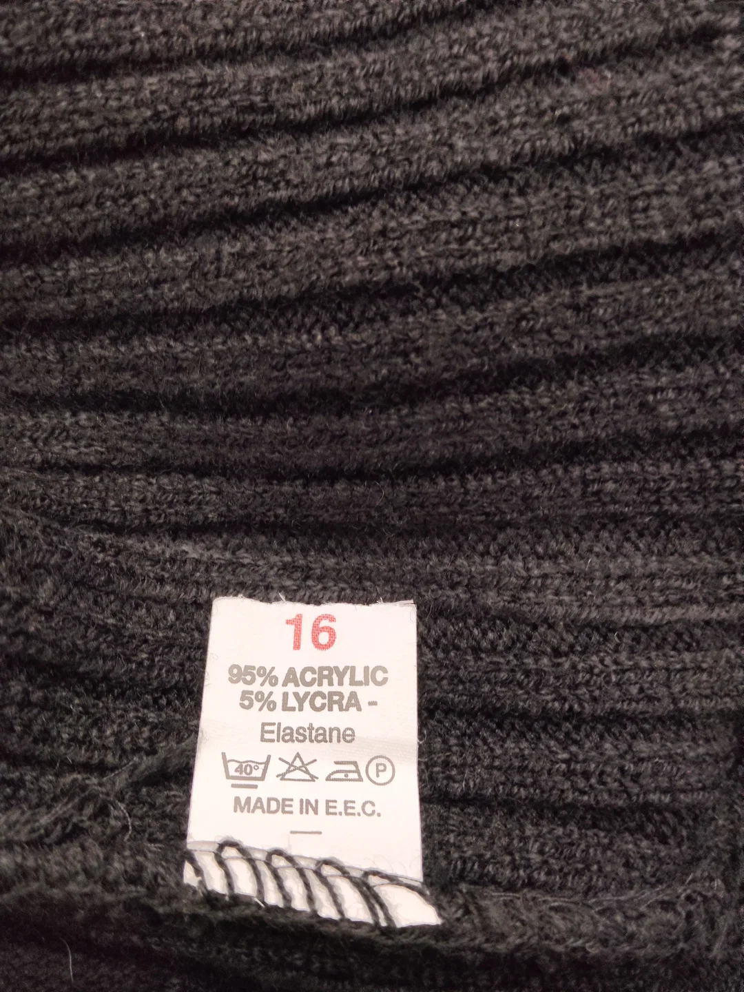 Damenpullover EUR 40 schwarz mit Rollkragen | Zeitloser Stil – Bild 4