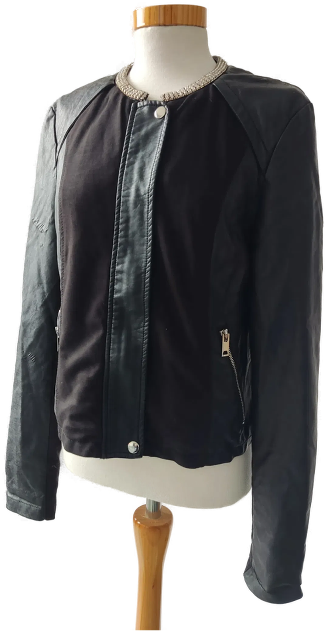 Laura Torelli Damen Kunstlederjacke mit Stoffeinsatz - schwarz mit Strasssteinen am Kragen - Gr.: 36 - Bild 4