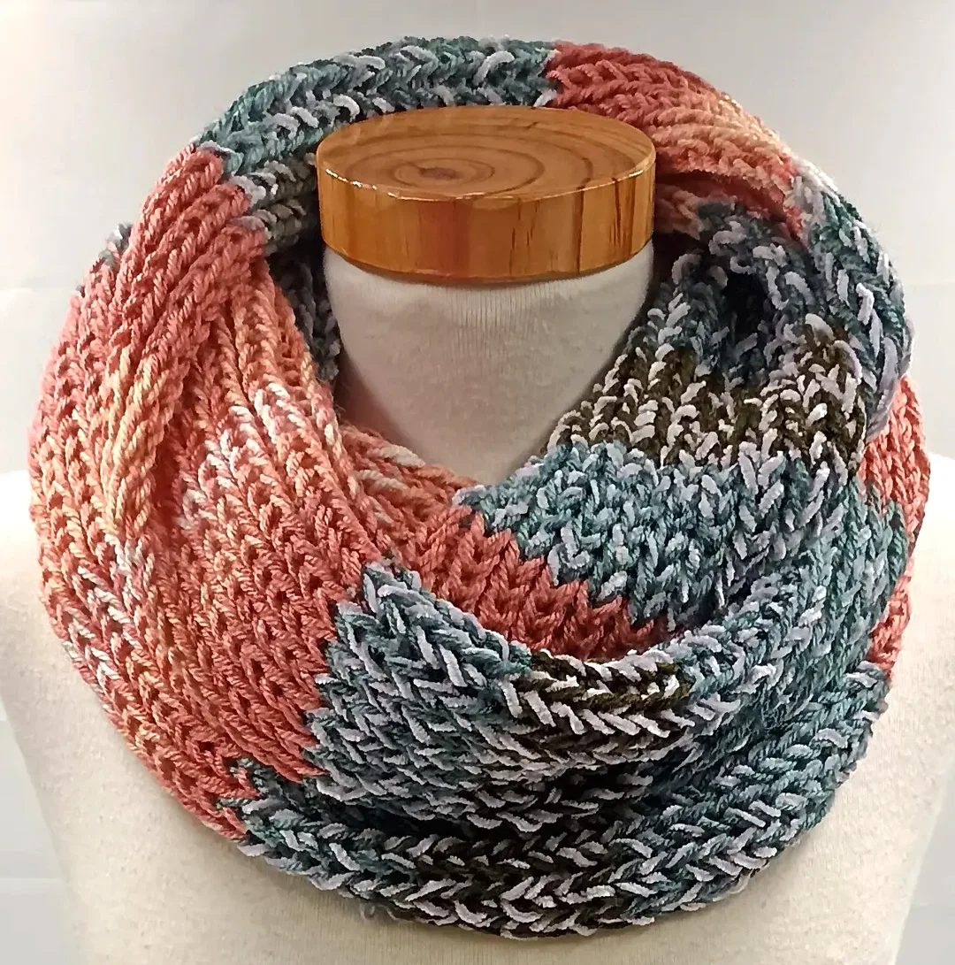 Hadgestrickter Loop Schal – Bild 1