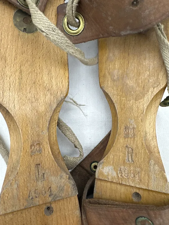 Antike Holzschlittschuhe mit Metallkufen - aus dem 19. Jahrhundert – Bild 4