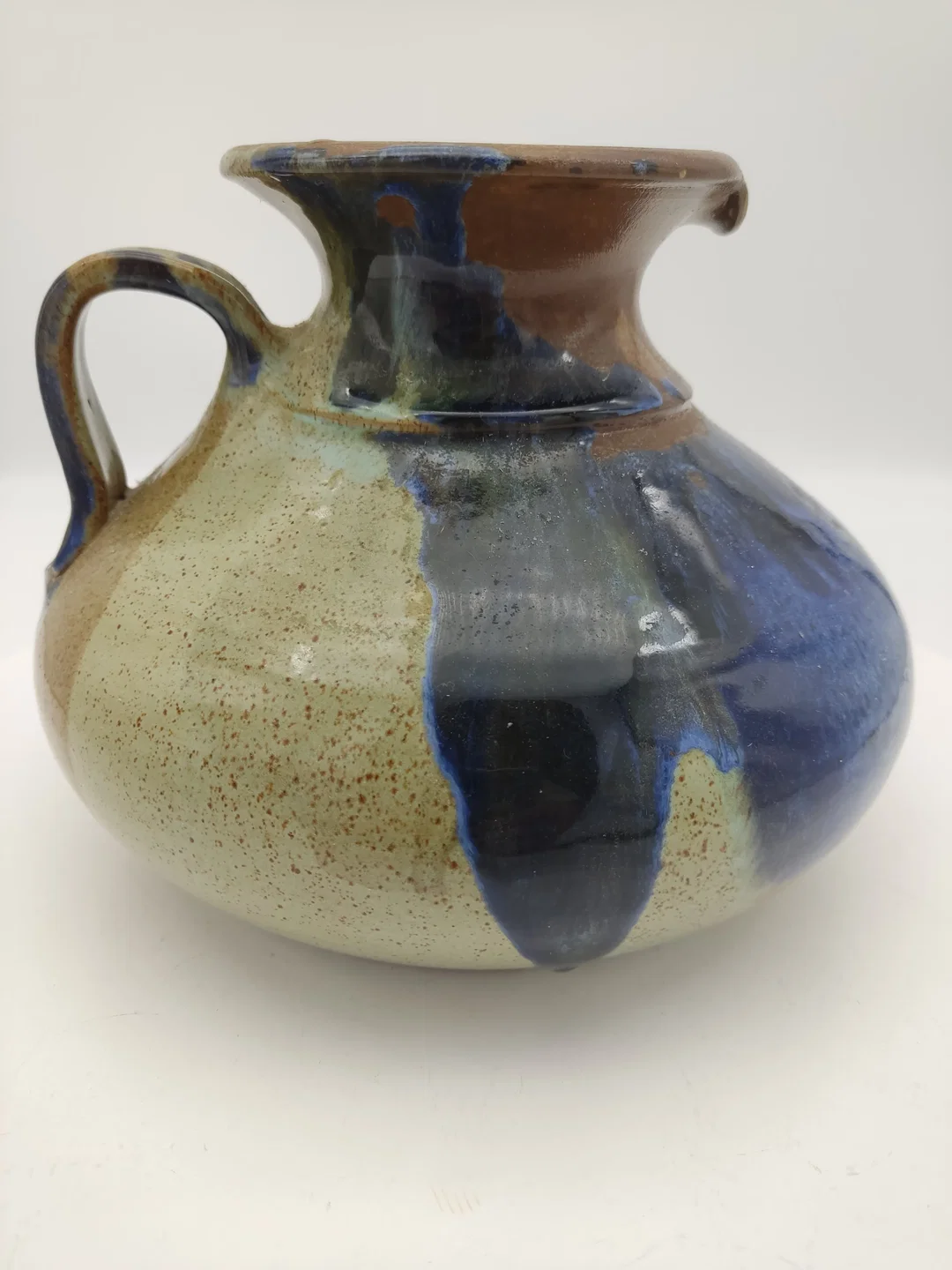 Steinzeug Karaffe von Bandi, Feistriz Österreich, handgetöpfert, handgemalt. D 22 cm / H 16,5 cm – Bild 3