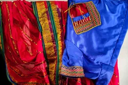 Thailändischer Sari / Thai Sarong | Traditionelle Tracht | Rot & Blau mit Goldstickerei | 2-teilig – Vorschau 2