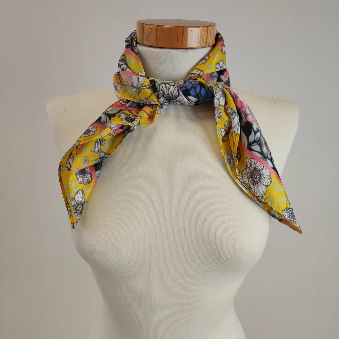 Damenhalstuch im geblümten mehrfarbigen Stil - Bild 4