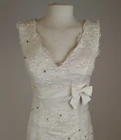 Modernes Brautkleid mit Steinchen - Maße angegeben - Bild 2