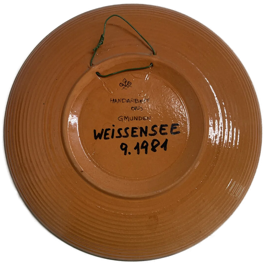 Handgefertigter grüner Wandteller aus Gmunden - Blumenmotiv - 30 cm - Vintage 1981 – Bild 2
