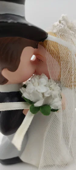 Keramik Hochzeitstortenfiguren 'Küssende Brautpaar' | Mit Schönheitsfehler - Bild 4