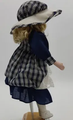 Hübsche Porzellanpuppe mit Hut  - Bild 2