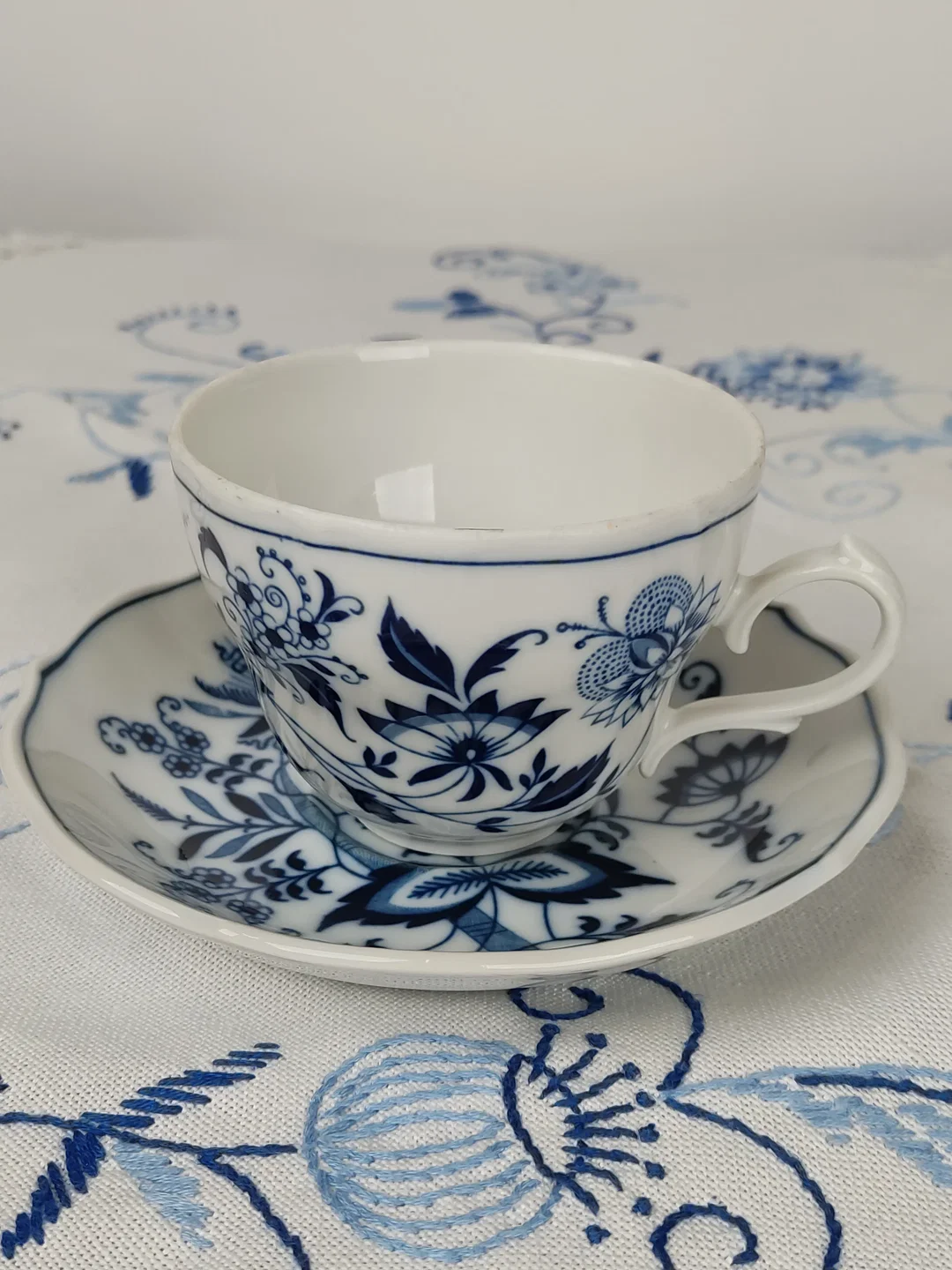 Blue Danube Untertasse und Bavaria Kaffetasse, mit Zwiebelmuster  | Zeitloser Porzellan-Schatz - Bild 1