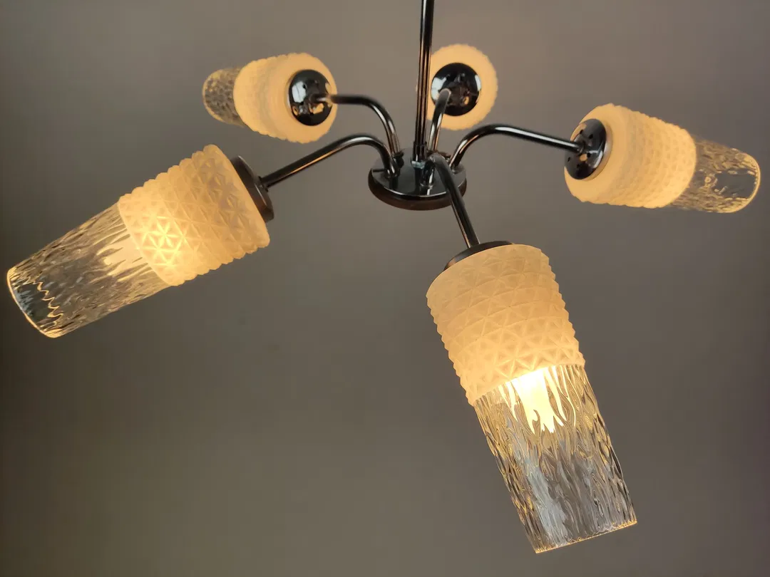 Mid-Century Deckenlampe 5-flammig / silberfarben mit weißen Glas/Milchglas Schirmen - Bild 4