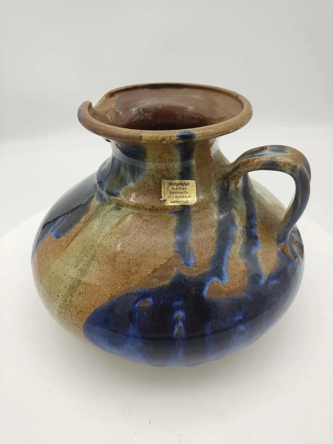 Steinzeug Karaffe von Bandi, Feistriz Österreich, handgetöpfert, handgemalt. D 22 cm / H 16,5 cm - Bild 1