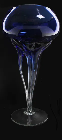 Elegante, mundgeblasene Vase aus kräftig blauem Glas mit klarem Standfuß - Bild 2