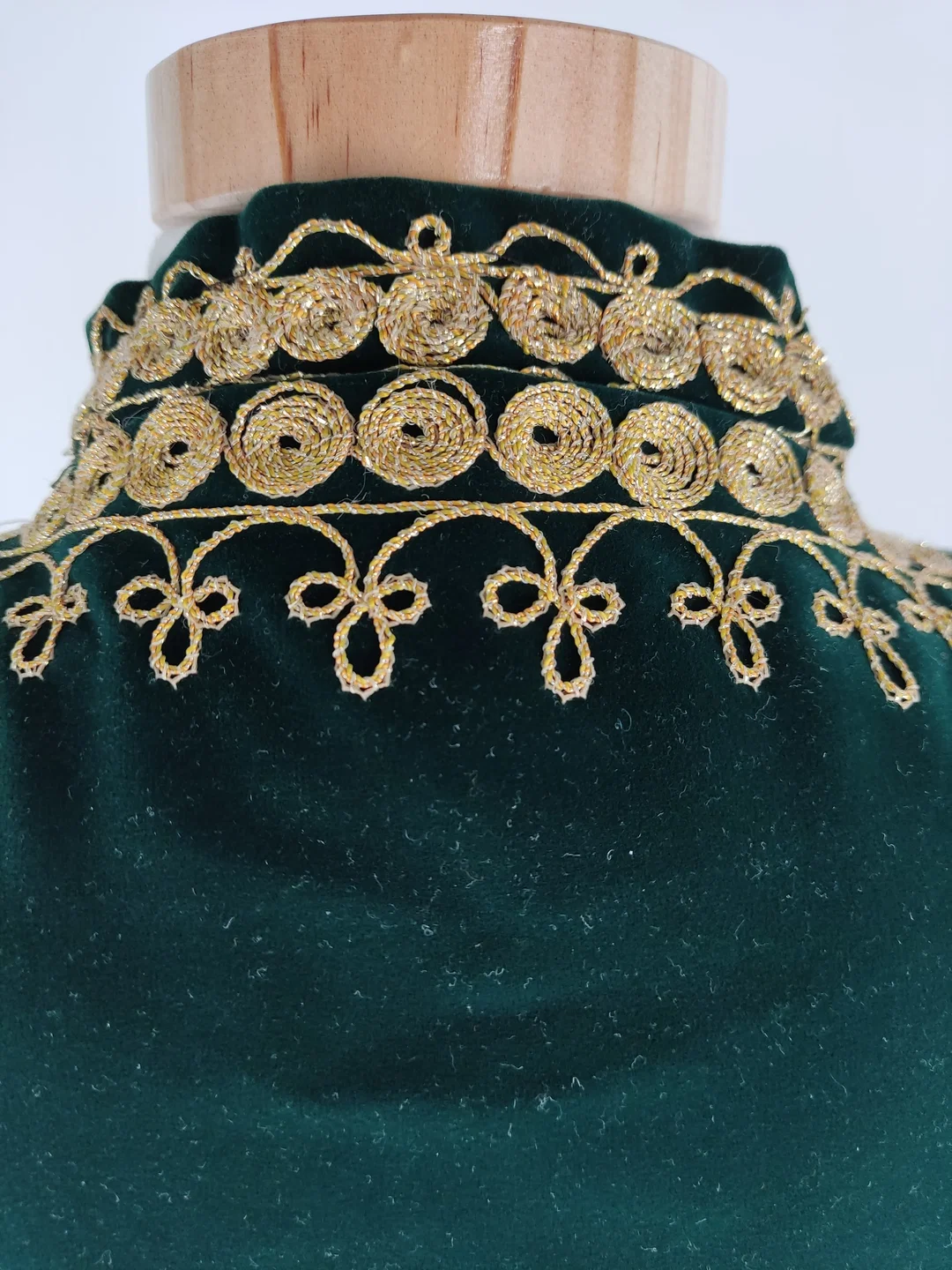 Kaftan "Samt", langarm mit Stehkragen, grün mit Stickerei, Größe 44 (geschätzt) – Bild 6