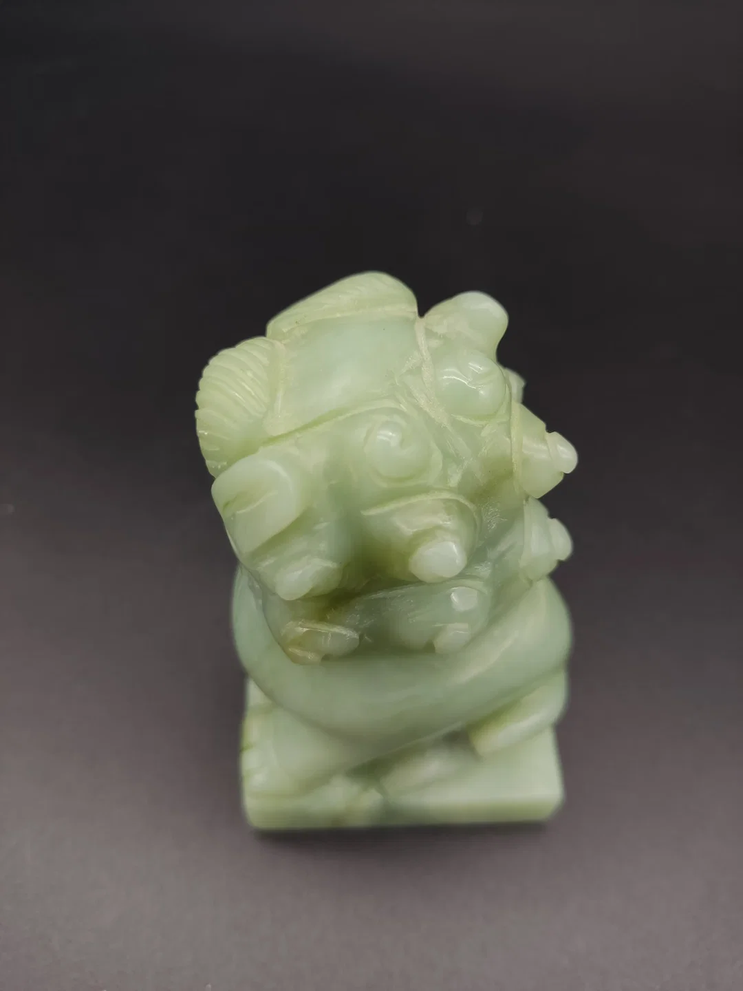 Chinesische Wächterlöwen-Figur aus Jade – Bild 3