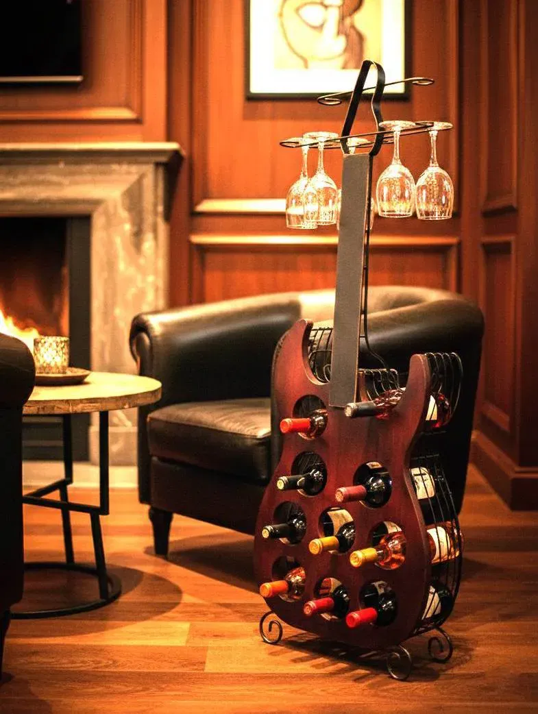 Weinregal in Gitarrenform, ca. 110 cm hoch, 9-Flaschen-Standregal, Metall/Holz, dunkelbraun - Bild 1