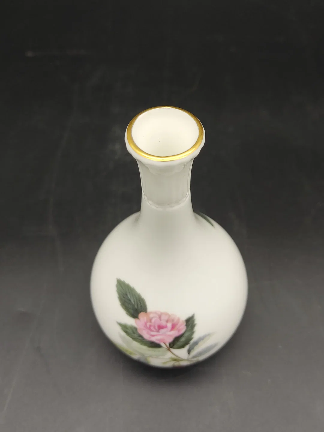 Kleine Blumenvase der Marke Wedgwood "Hathaway Rose" / Made in England  - H 13,5 cm – Bild 2