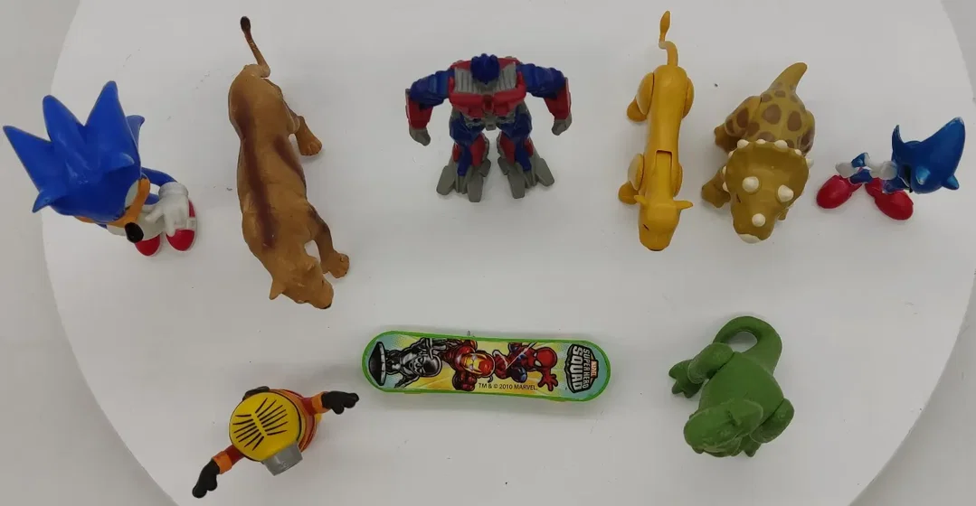8 Spielzeugfiguren + Skateboard – Bild 2