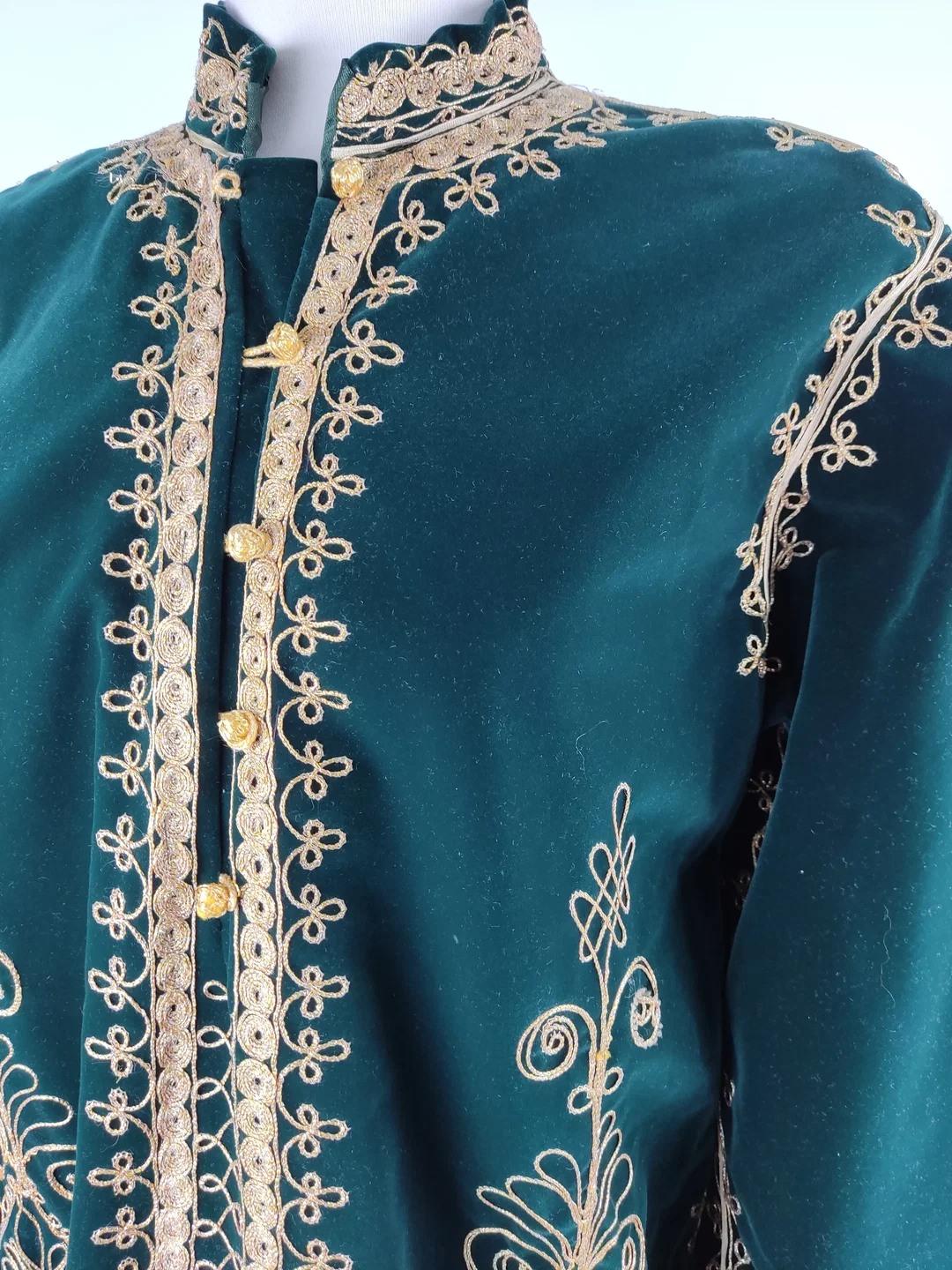 Kaftan "Samt", langarm mit Stehkragen, grün mit Stickerei, Größe 44 (geschätzt) – Bild 7