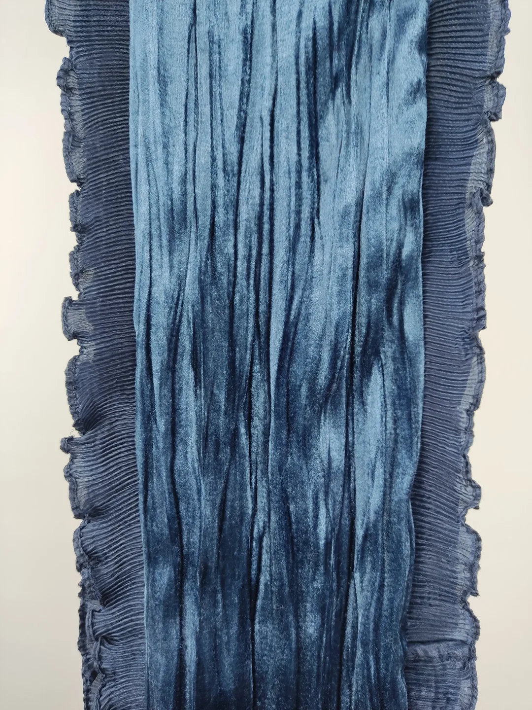 Samt-Schal mit Rüschen dunkelblau - 150x20cm – Bild 3