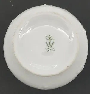 Weiße Porzellanvase mit Rosen- und Vergissmeinnicht-Dekor – Wallendorfer Porzellan, Höhe ca. 13,5 cm – Bild 3
