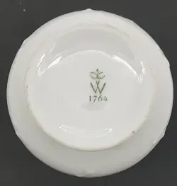 Weiße Porzellanvase mit Rosen- und Vergissmeinnicht-Dekor – Wallendorfer Porzellan, Höhe ca. 13,5 cm - Bild 3