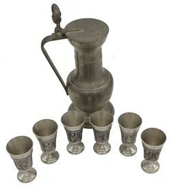  Zinnbecher Set 6-teilig von BMF (Bayerische Metallwarenfabrik) - Mittelalterliches Reliefmotiv - Reinzinn, inkl. Artina Zinnkanne mit Deckel - Bild 2