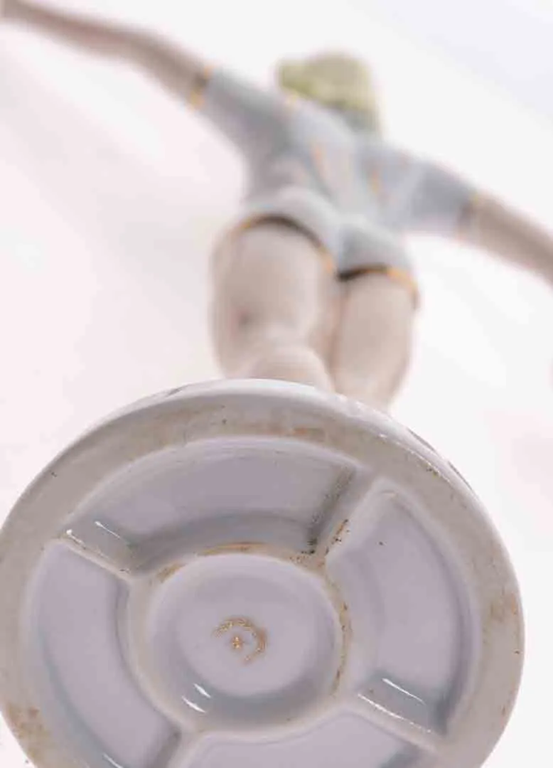 Vintage NEUENDORF ZIERPORZELLAN Art Déco Porzellanfigur "Mädchen mit Ball" (1930er) – Bild 3