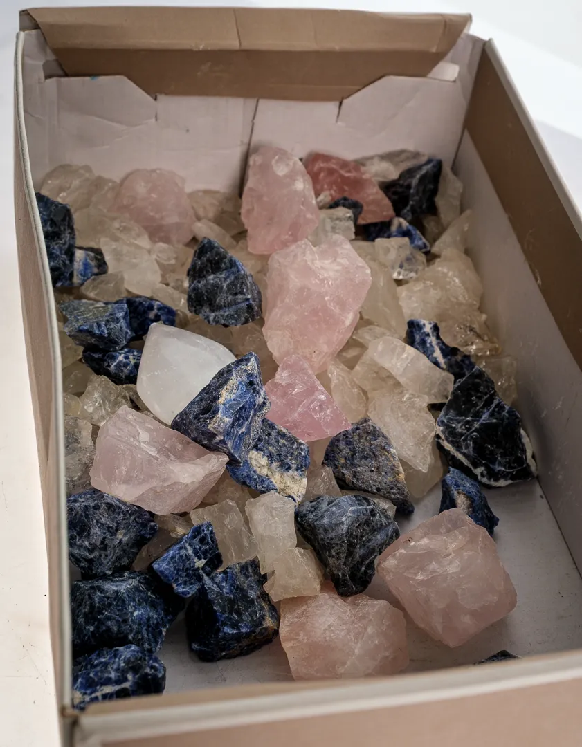 Edelstein-Mix Rohsteine – Rosenquarz, Bergkristall & blauer Steinmix (bis 5 cm) – Bild 4