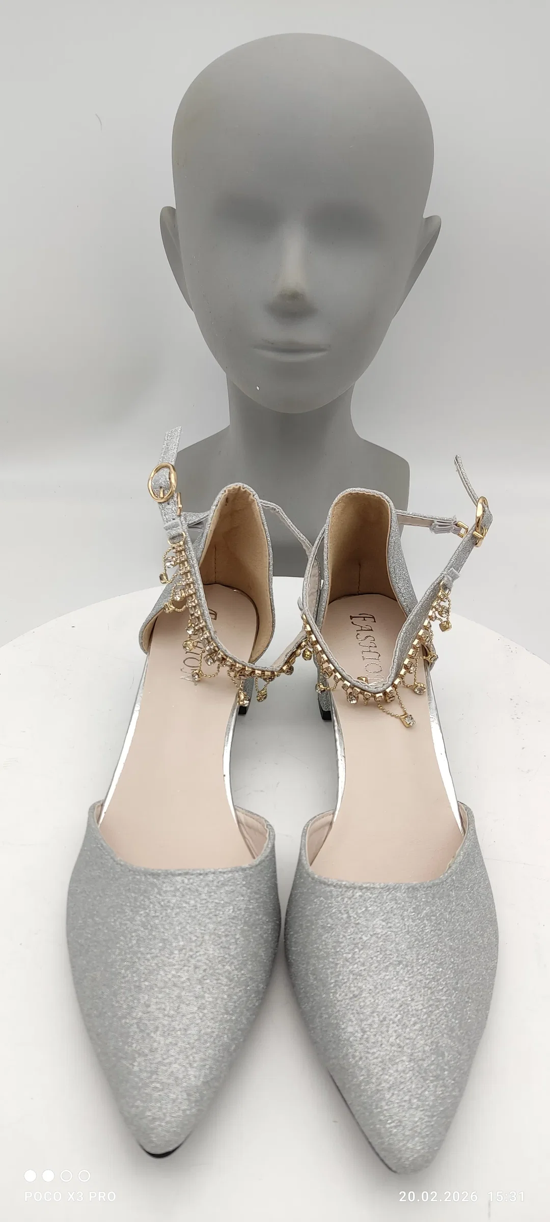 Silberfarbene Glitzer-Pumps mit Strass-Anhängern - Bild 1