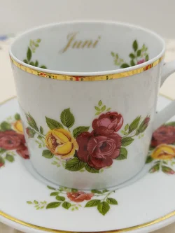 Monatstasse 'Juni' mit Unterteller, Freiberger Porzellan | Seltene Edition – Vorschau 8