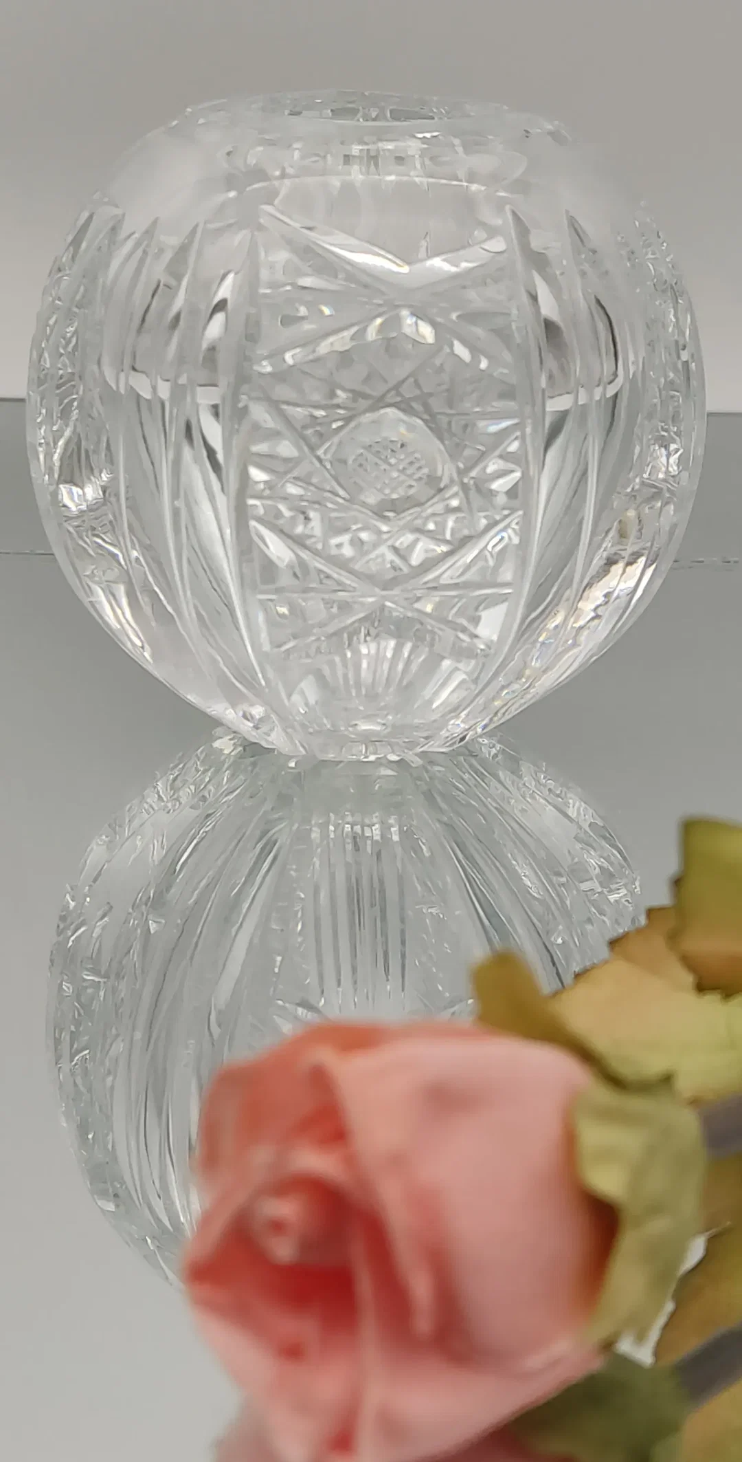 Kleine Kristallvase mit Blumenmotiv | Neuwertiges Unikat – Bild 1