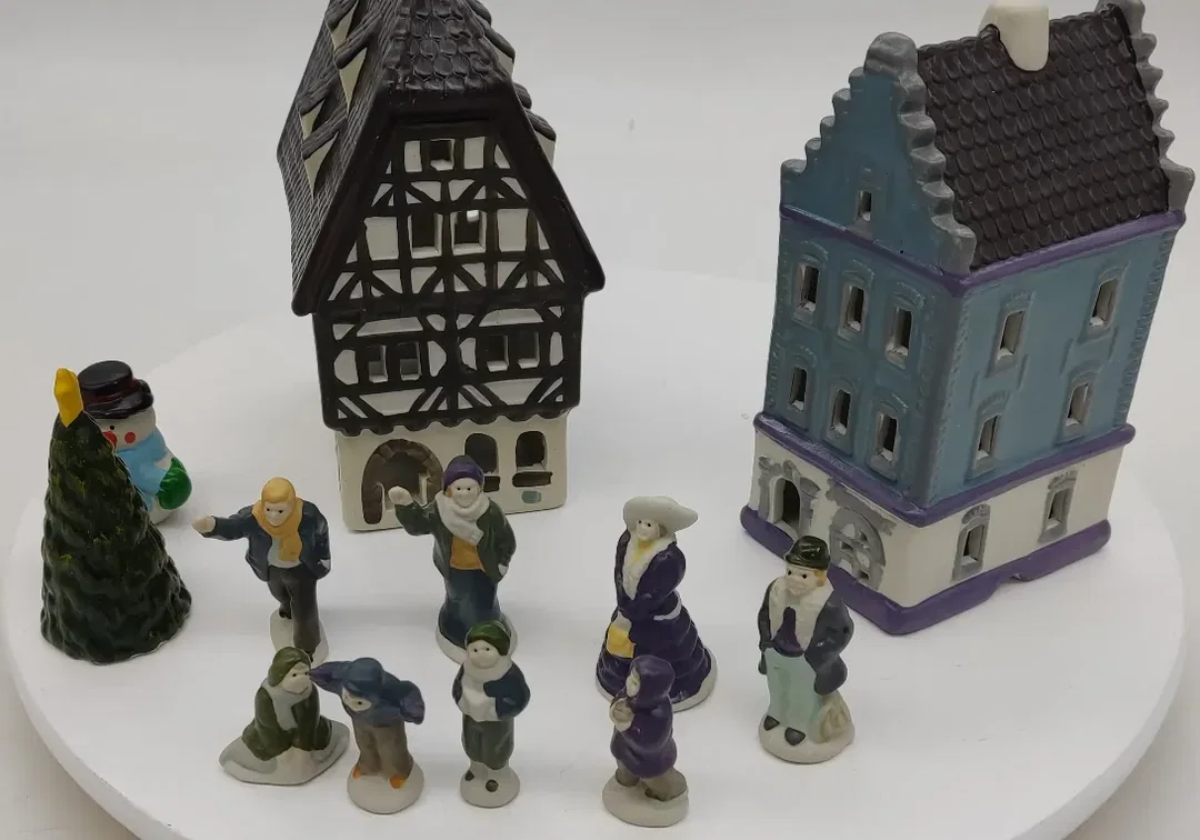 Sinowai Reg Keramik Miniatur Dorf 5 Gebäude mit 10 Figuren und 2 Laternen mit Batteriebox /Weihnachtsdorf – Bild 6