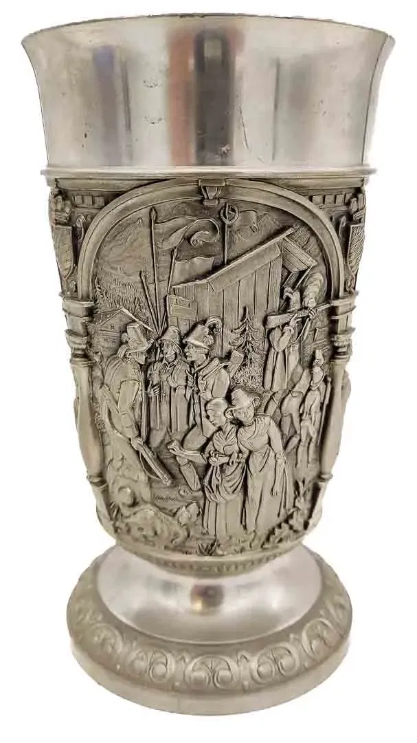 Vintage Kraus & Co v. Tischenreuth, Verzierter Zinnbecher, 95% Zinn, Historische Motive  - Bild 1