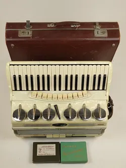 Akkordeon von SCANDALLI BREVETTO mit Sax-Klappen perlmutt inkl. Tragekoffer & 2 Mikrofone - Bild 3