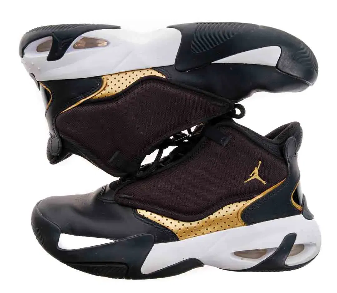 NIKE Jordan Max Aura 4 Kinderschuh in schwarz-weiß-gold, Größe 39 - Bild 4