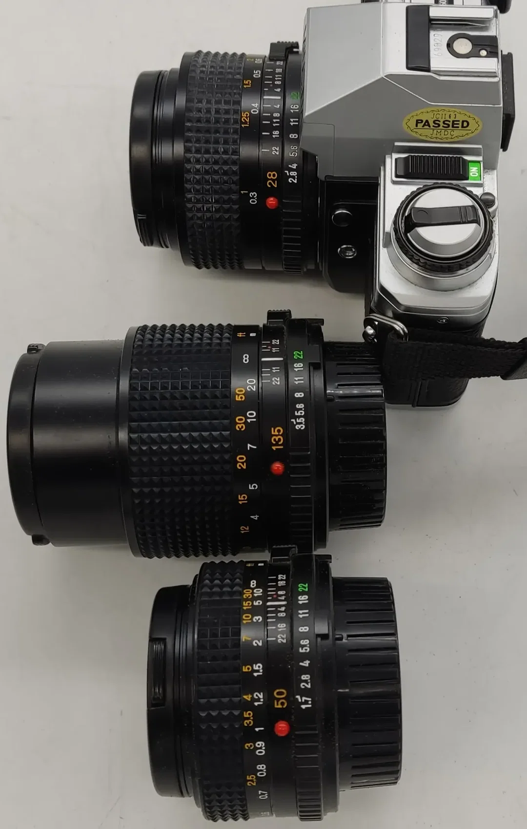 Minolta X 300 Spiegelreflexkamera mit 3 Objektiv 28mm ,50mm ,135mm mit Blitz und Tasche – Bild 9