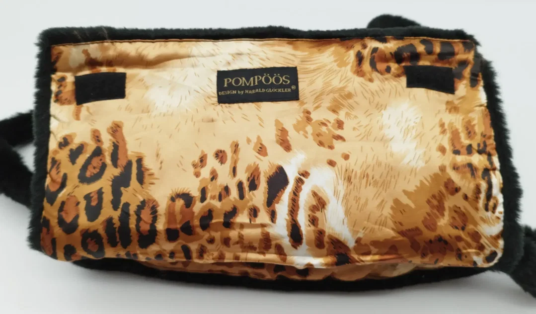 POMPÖÖS Faux Fur Tasche von Glööckler - mit Handwärme-Bereich – Bild 2