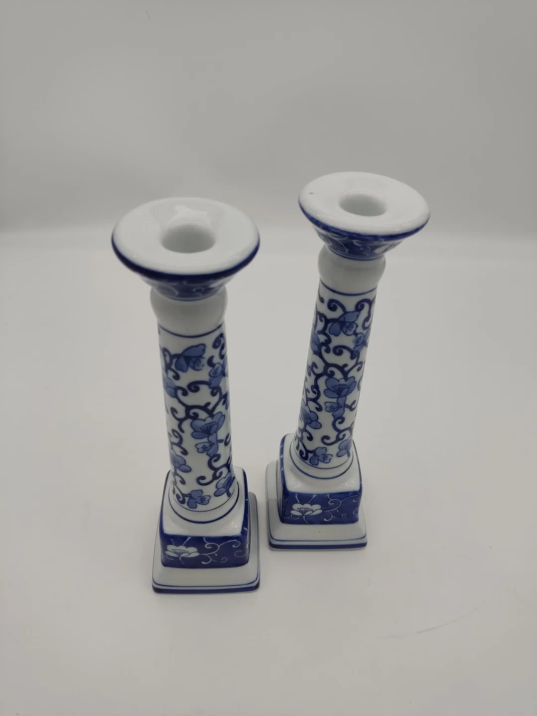 Asiatische Porzellan-Kerzenständer 2er Set mit floralem Dekor, Höhe 26 cm - Bild 1