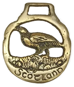 Antiker Pferde-Messinganhänger "Scotland" mit Vogel-Motiv