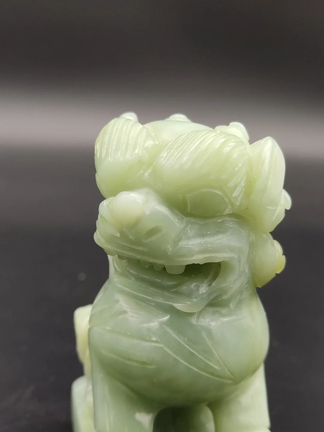 Chinesische Wächterlöwen-Figur aus Jade – Bild 5