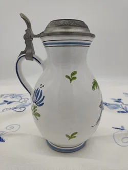 Fayence-Birnkrug mit detailreicher Vogel- und Astmalerei, handgemalt mit Zinndeckel – Vorschau 3