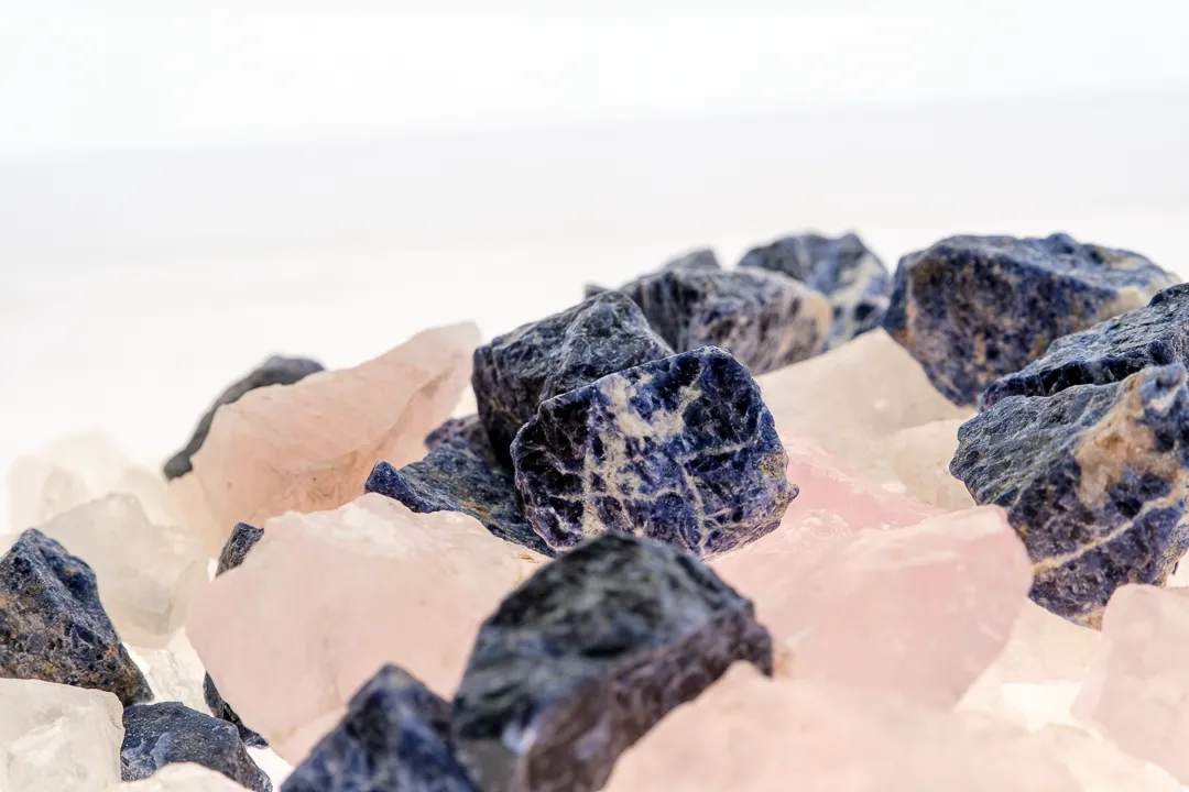Edelstein-Mix Rohsteine – Rosenquarz, Bergkristall & blauer Steinmix (bis 5 cm) – Bild 2