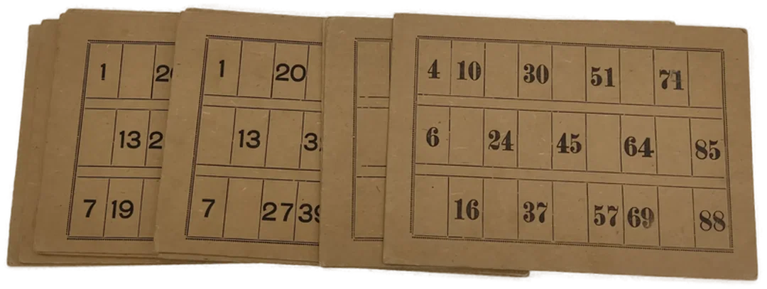 Vintage Sammlung von Bingokarten und Steinen  – Bild 6