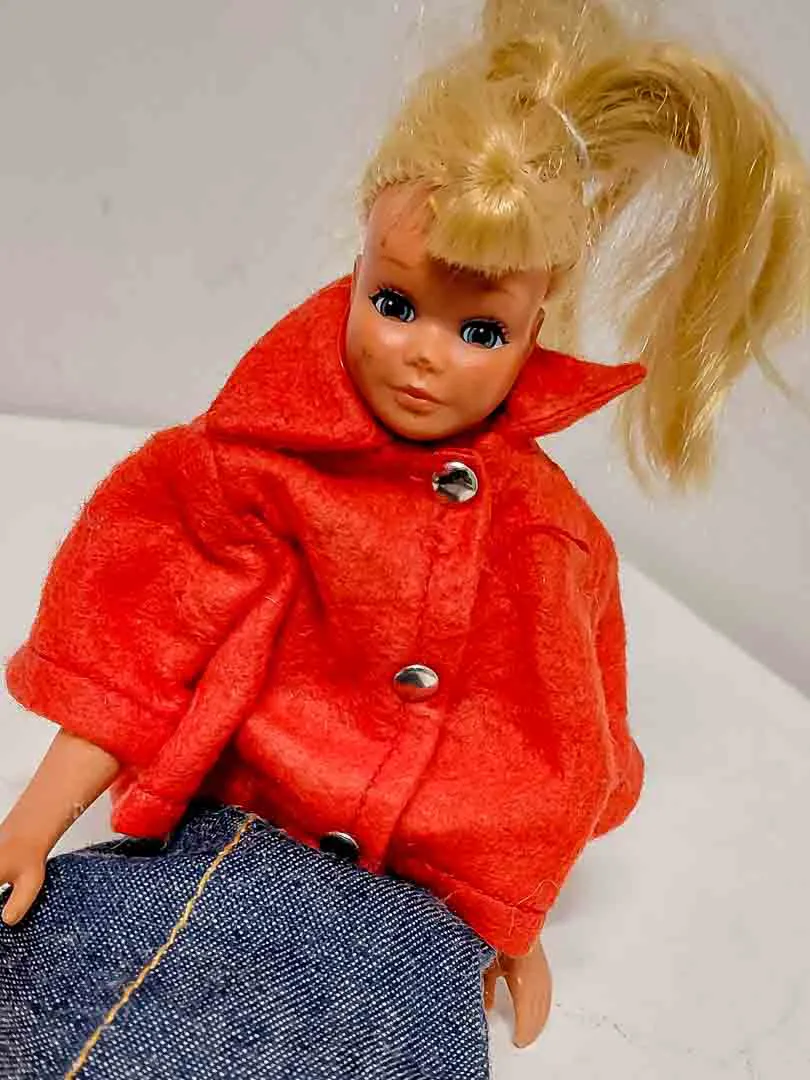 Vintage Mattel Skipper 1960er Puppe blonde Haare roter Mantel Rock ca 23 cm – Bild 1
