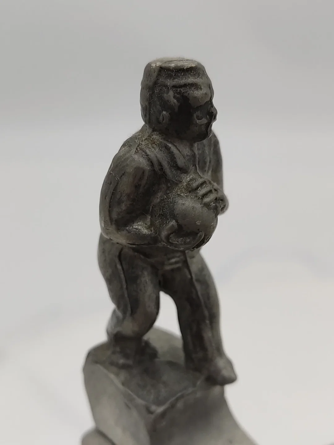 Antiker Glaskrug mit Keglerfigur und Kegel mit Kugel auf dem Zinndeckel, 0,5 Liter, ca 100 bis125 Jahre alt – Bild 6