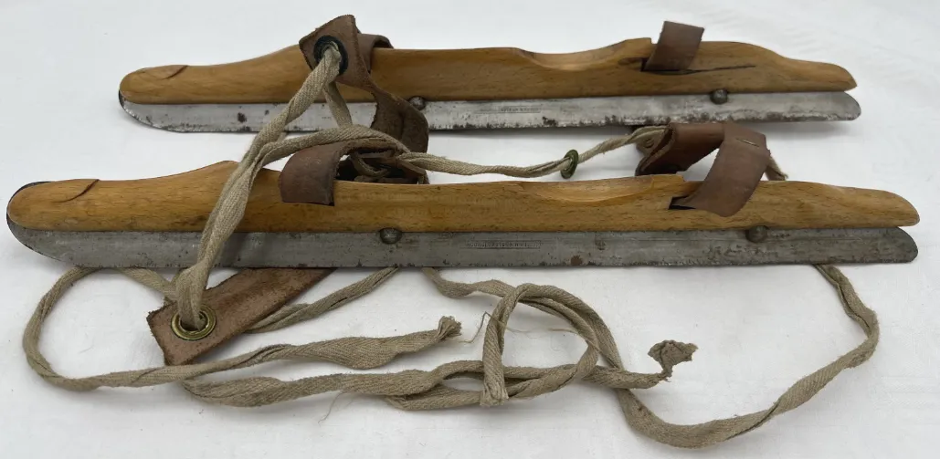 Antike Holzschlittschuhe mit Metallkufen - aus dem 19. Jahrhundert – Bild 2
