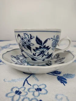 Blue Danube Untertasse und Bavaria Kaffetasse, mit Zwiebelmuster  | Zeitloser Porzellan-Schatz - Bild 3