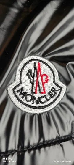 Moncler Schwarze Daunenmantel mit Kapuze - Bild 8