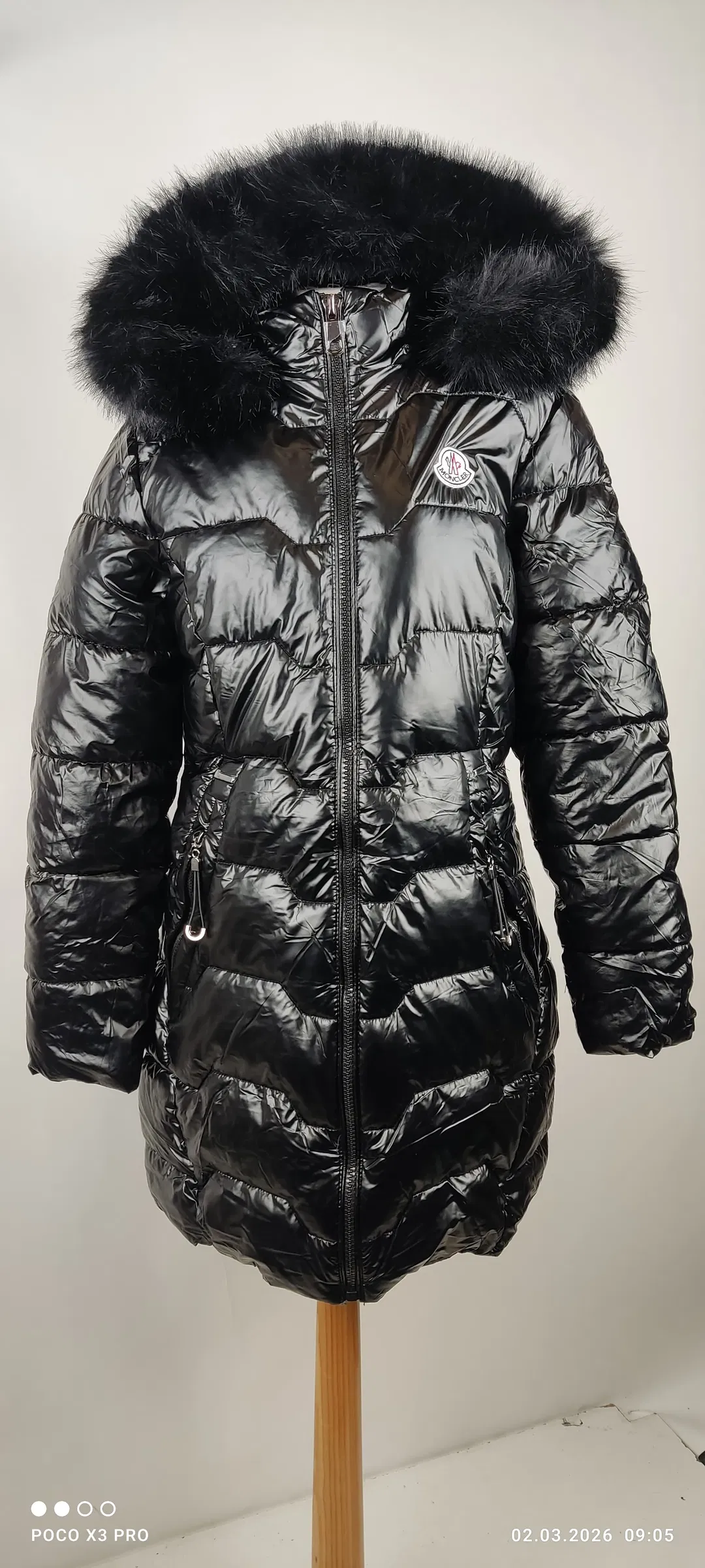 Moncler Schwarze Daunenmantel mit Kapuze - Bild 4