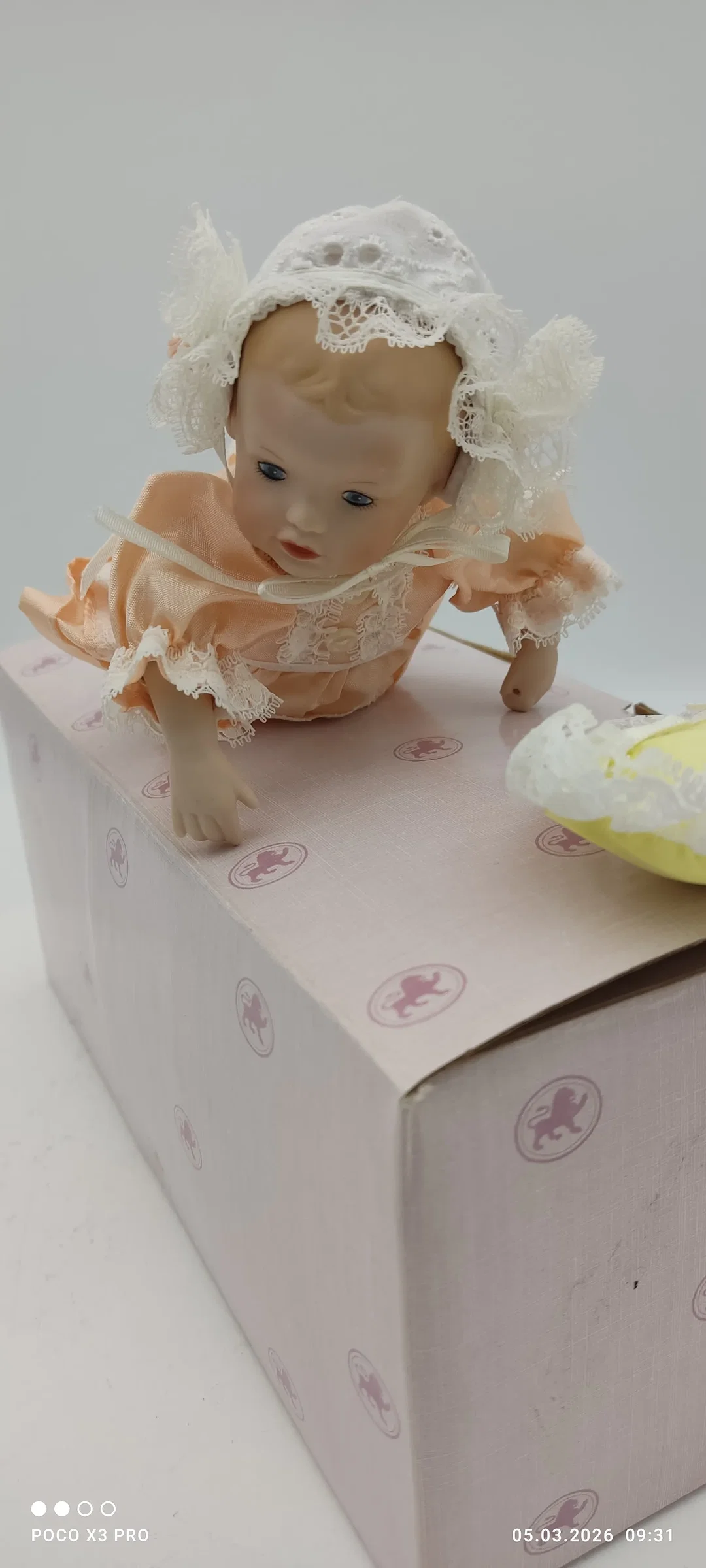 Ashton Drake Porzellanpuppe 'Heather' | Sammlerstück – Bild 10